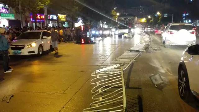 贵阳沙冲路交警一声呼喊,十余名壮汉围过来,竟