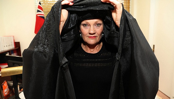 种族主义势力抬头?澳洲女议员着蒙面长袍参会