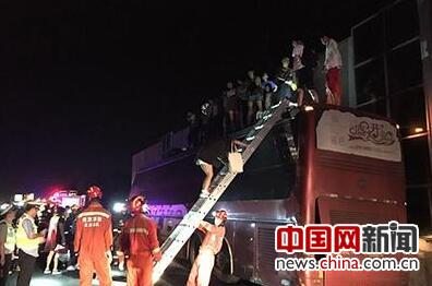 8月18日客车撞上隔音墙45人被困 南京消防急营救(图)