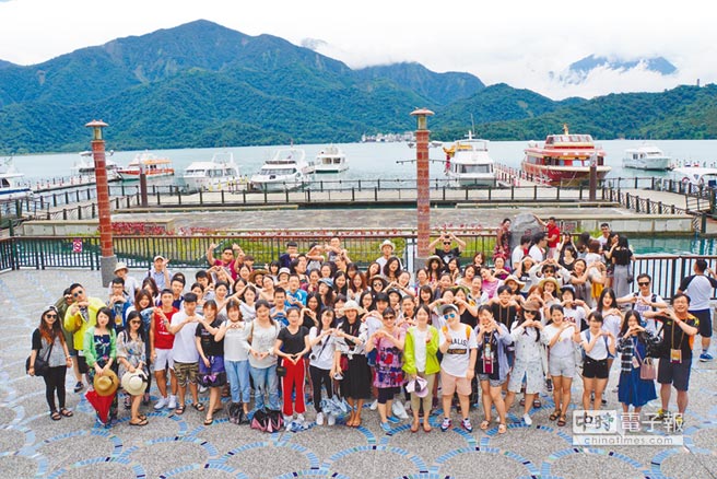传出陆生遭遇集体退宿事件的台湾文化大学，开设暑期班，图为陆生到日月潭游玩。