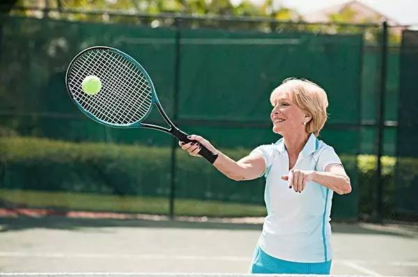 小区里简易的网球场丨带给我快乐与健康