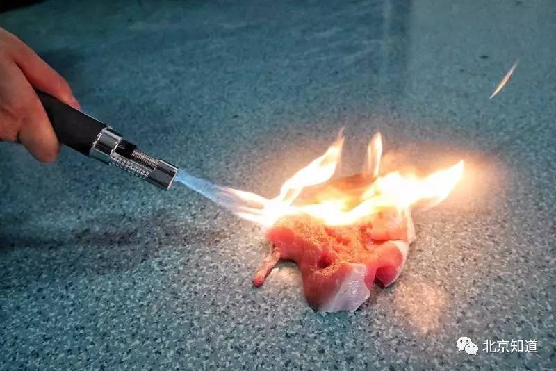 烤熟猪肉、戳穿铝片,网售防狼神器威力多大?