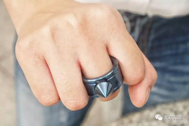 烤熟猪肉、戳穿铝片,网售防狼神器威力多大?