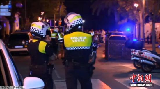 当地时间2017年8月18日，西班牙坎布里尔斯市，巴塞罗那南部城市坎布里尔斯市发生疑似恐怖袭击。一伙袭击者驾车冲撞行人遭警方拦截。警方击毙4名疑似恐怖分子，逮捕1人。（视频截图）