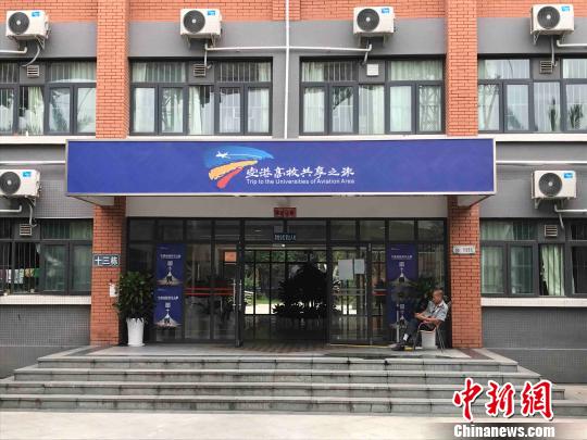 成都高校共享宿舍引争议 学生:我相信学校的