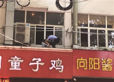 民警劉磊現場營救少年小偷。