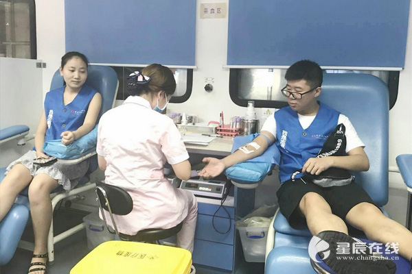 小曹的家人、同学、同事及长沙市中心医院的医护人员等都加入了“献血大军”。 星辰在线 图