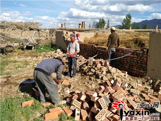 新疆和布克赛尔县驻村工作队为村民修建围墙