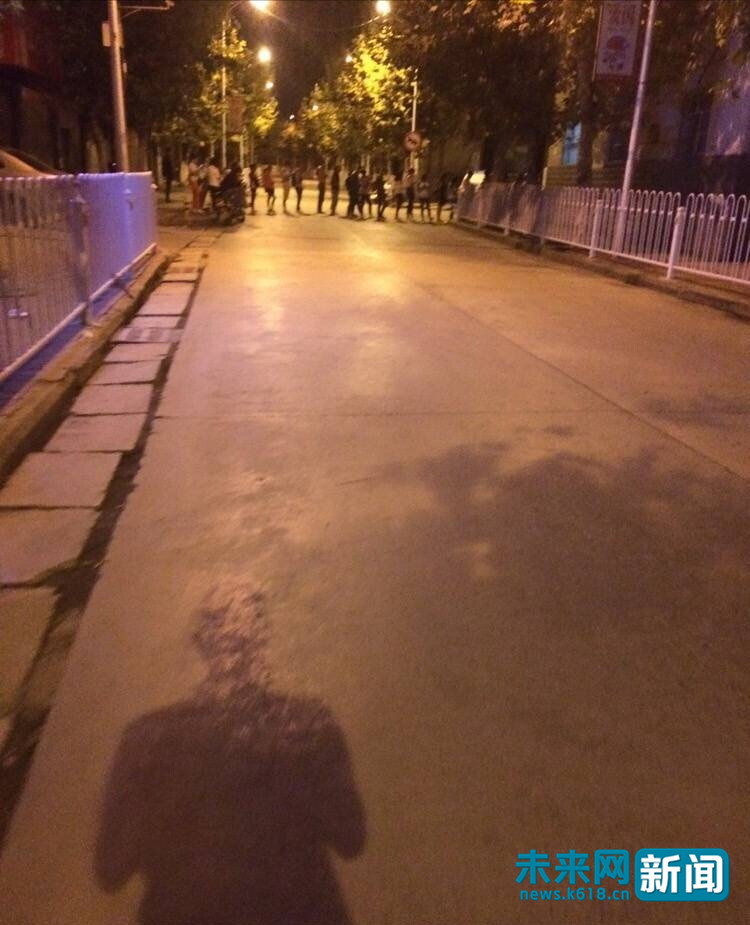 队伍排到了马路对面。（由受访者供图）