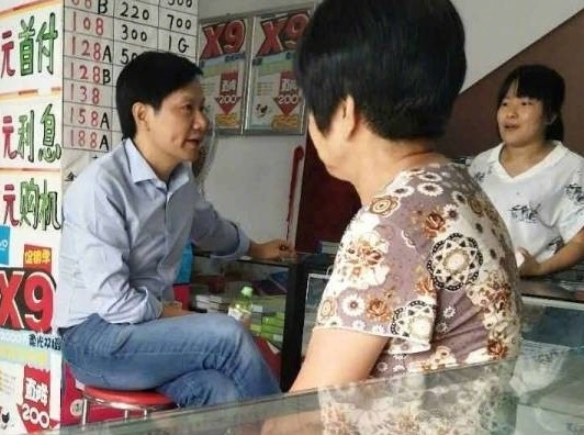 尴尬!雷军下乡去手机店调研 背景板全是OV宣传