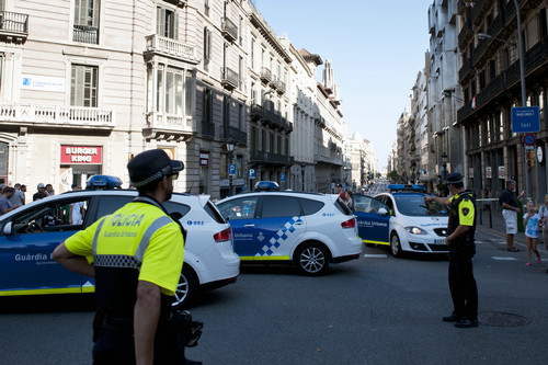 8月17日，在西班牙巴塞罗那，警方在发生汽车撞人恐怖袭击事件后封锁现场附近道路。新华社发