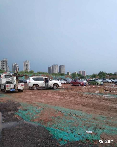 济南宜家临时停车场雨后变泥潭,会员日开放首