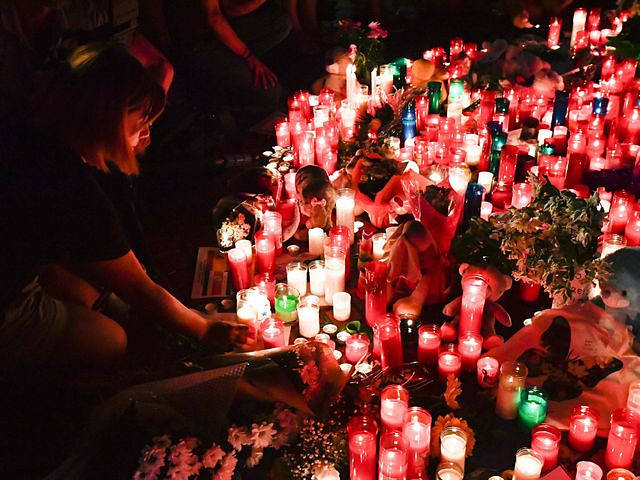 8月18日，巴塞罗那兰布拉斯大街，悼念者点燃蜡烛。（新华/法新）