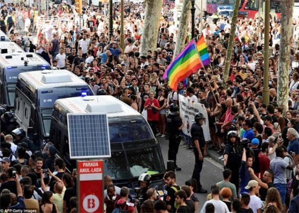 频 | 西班牙:极右翼和反法西斯抗议者巴塞罗那街