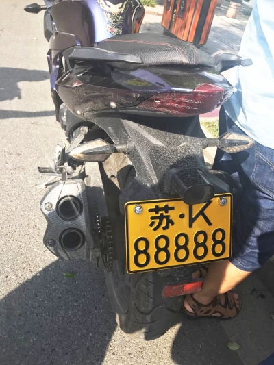 民警查获最牛车牌苏K88888 号牌是网上买的