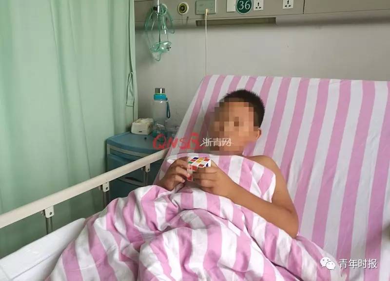 乐乐在病床上玩魔方