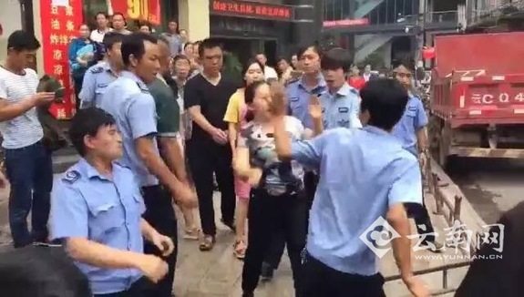 云南网讯(记者 熊强 )8月14日,云南网曾报道了“云南昭通彝良商贩与城管当街互殴扇耳光”的事件。