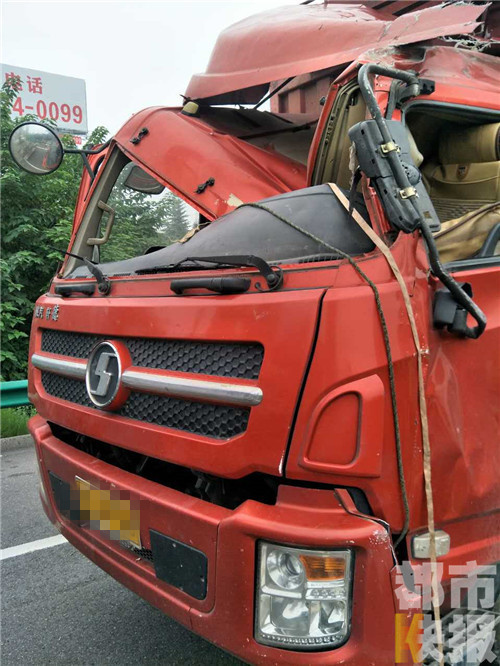  货车运输8吨辣椒去重庆，因高速侧翻西安市场贱卖。