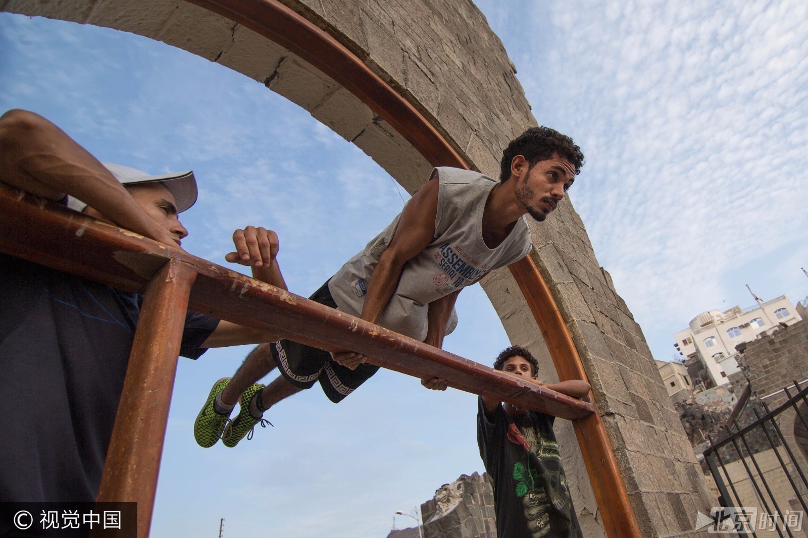 酷跑成战争创伤治愈剂 也门年轻人废墟上秀技能
