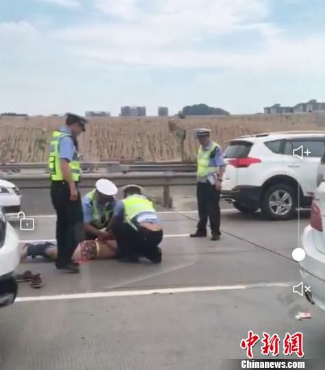 嫌疑人在广惠高速萝岗立交桥附近被拦截抓获　康孝娟　摄