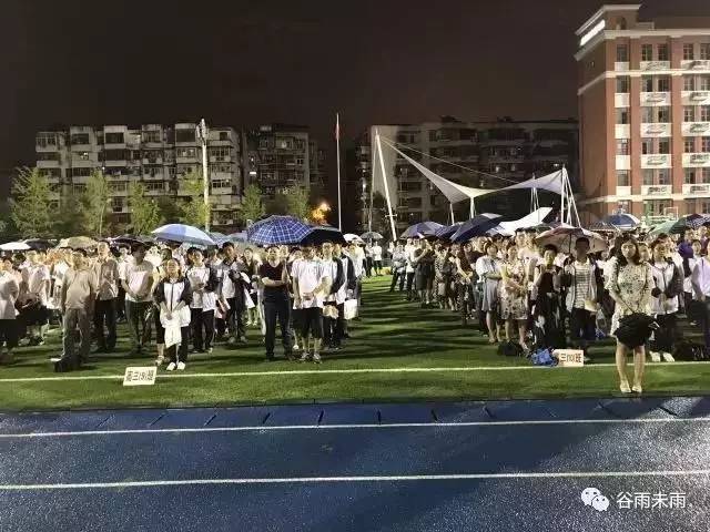  ▲学生们在雨中依旧坚持着