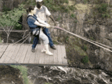 游客蹦极坠崖 蹦极发生的事故中有的没系绳就