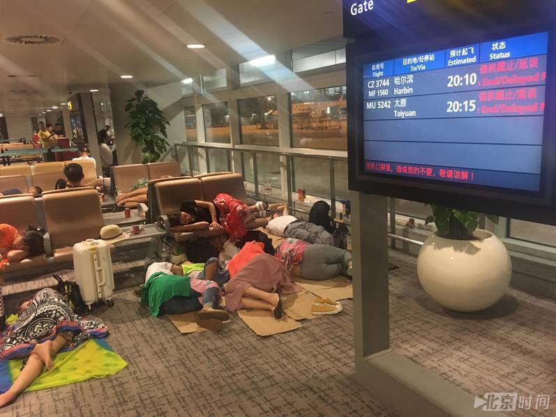 杭州萧山机场航班大量延误 旅客席地而睡|旅客