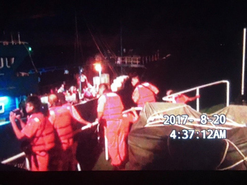 1503219256155783.jpg 台湾“海巡署”强靠登船检查。(图据台媒)