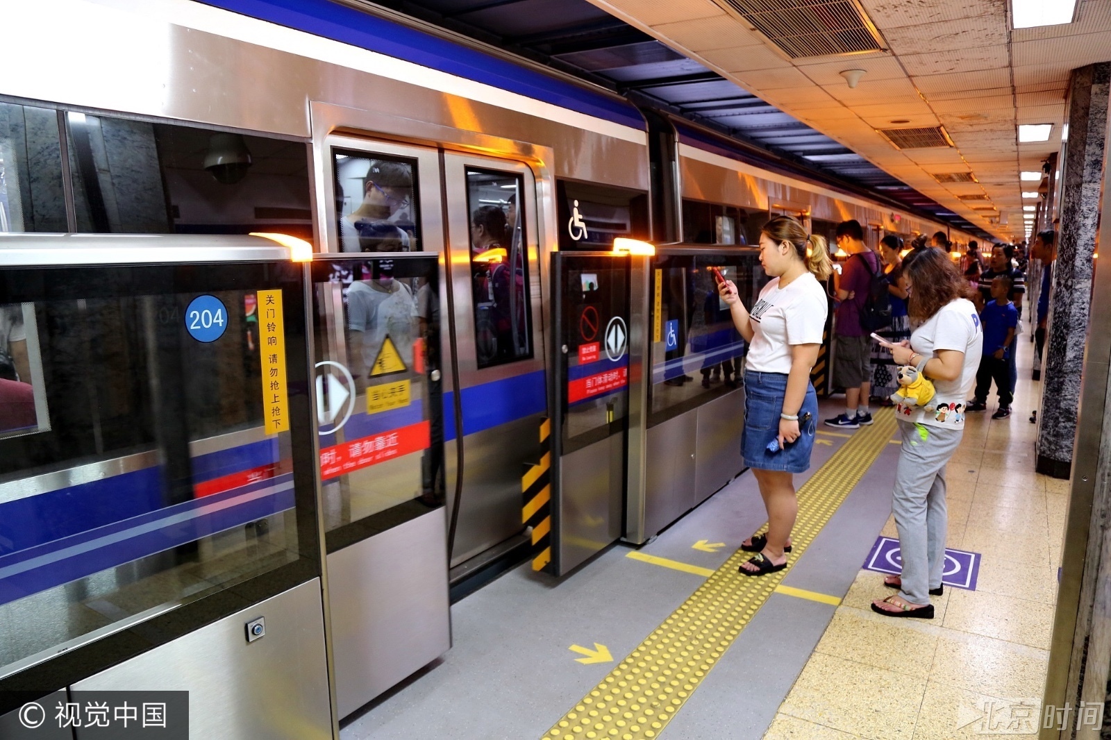 地铁一号线终于有门了！花十二年“装门”？这样建设北京地铁值得！|北京地铁|十二年|安全门_新浪新闻