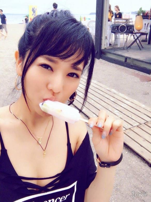 外国妹子路边伸长舌头舔铁棒 囧图女司机开车如骑马
