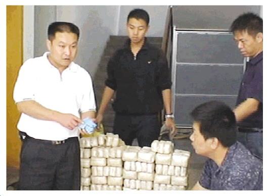 ↑印春荣领导官兵清算缴获之大宗毒品。