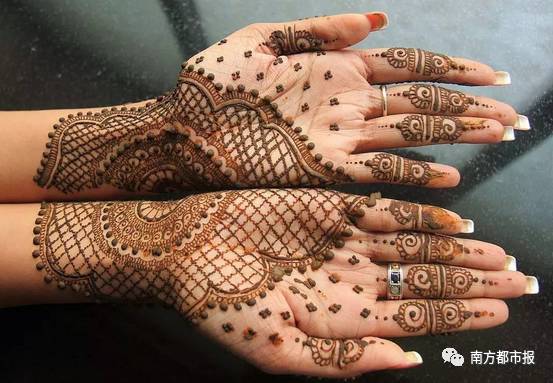 爱玩文身的注意了,女孩涂后出红疹起水泡留疤