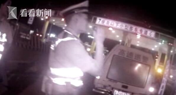 视频|神转折?酒驾司机见交警检查弃车逃跑 到高