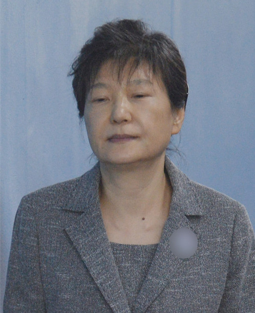 21日，朴槿惠出庭受审，她无精打采，走路多次闭眼