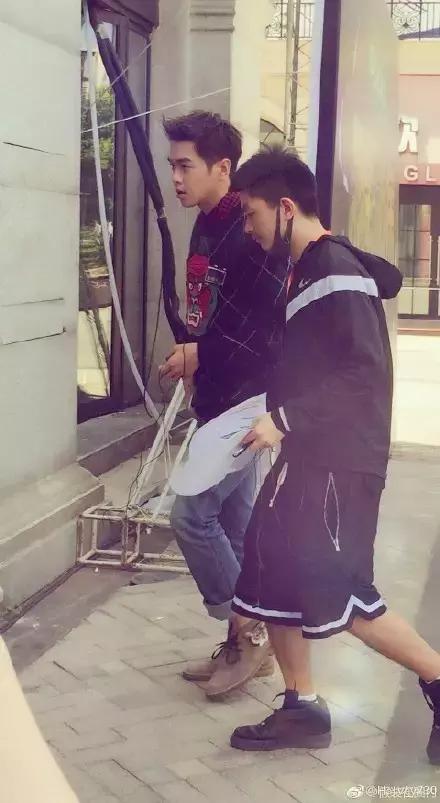 《明星大侦探》路透曝光，白敬亭都变成黑敬亭了，新发色帅到炸！