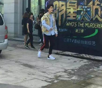《明星大侦探》路透曝光，白敬亭都变成黑敬亭了，新发色帅到炸！