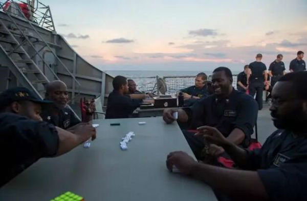 “麦凯恩”号官方脸书账号公布的这张照片中，船员们正在悠闲地打牌。