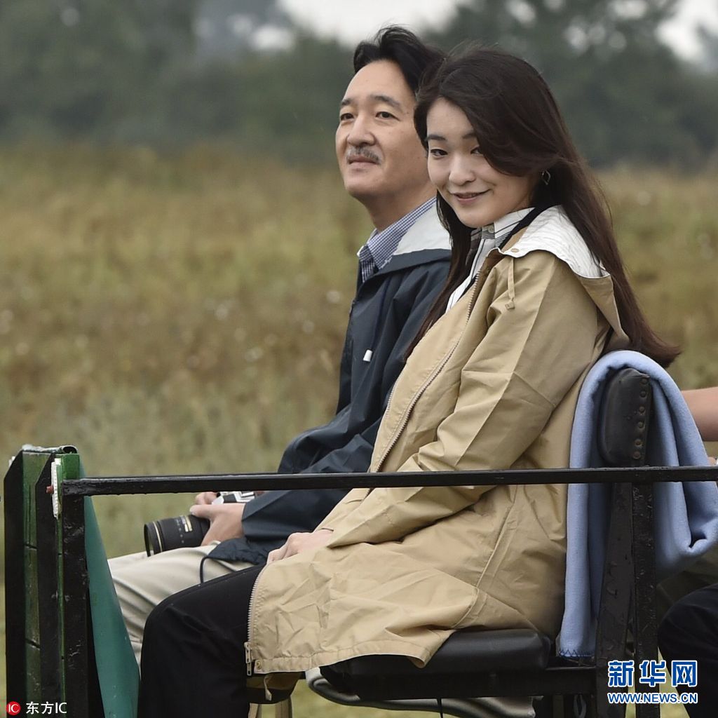 日本真子公主订婚前随父亲出访匈牙利 乘马车