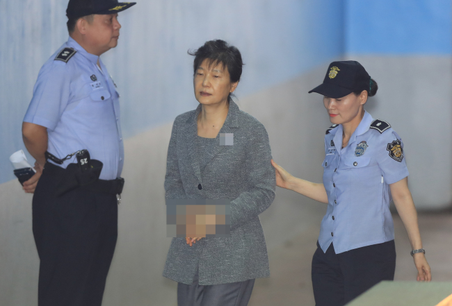 21日，朴槿惠出庭罕见未戴发卡
