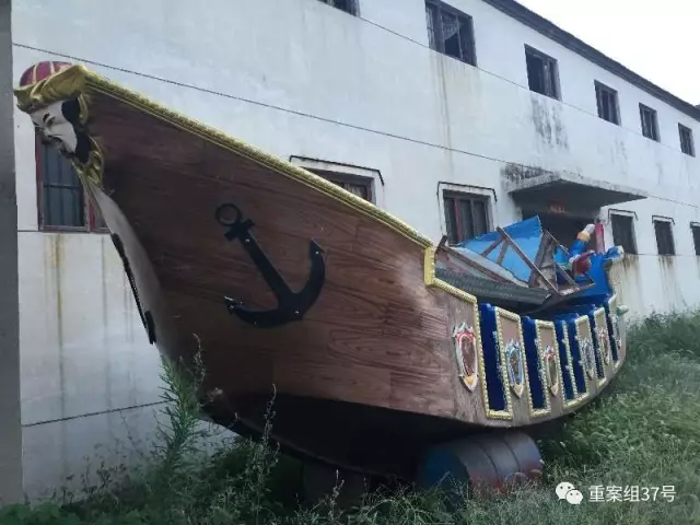 ▲2017年8月12日，河南省洼子村，一家以旧翻新游乐设备的厂门口，放着一艘旧海盗船，据厂主介绍是从上海收回来的。