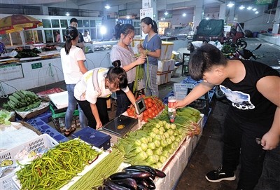 却和他们的10个姑表兄弟姐妹,到农贸市场卖菜体验生活