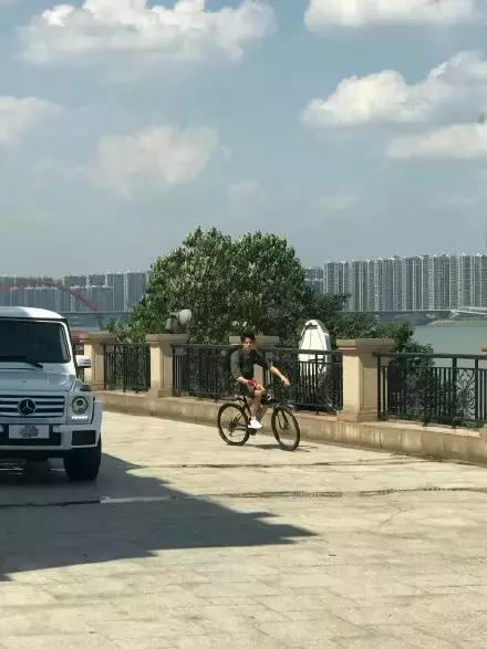 《明星大侦探》路透曝光，白敬亭都变成黑敬亭了，新发色帅到炸！