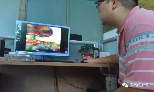  ▲8月13日，河南省郑州市上街区一写字楼内，一家生产游乐设备厂的销售人员，正通过电脑，给记者看所生产销售的娱乐设备。屏幕上是飞椅。新京报记者 大路 摄