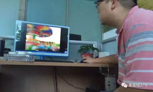▲8月13日,河南省郑州市上街区一写字楼内,一家生产游乐设备厂的销售人员,正通过电脑,给记者看所生产销售的娱乐设备。屏幕上是飞椅。新京报记者 大路 摄