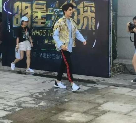 《明星大侦探》路透曝光，白敬亭都变成黑敬亭了，新发色帅到炸！