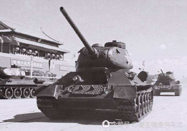 1951年国庆阅兵上的T-34-85坦克