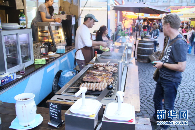 美酒烤肉面包应有尽有!市民游客欢度法兰克福