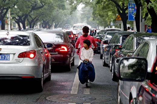 上下班高峰时段,北京的道路时常出现拥堵。
