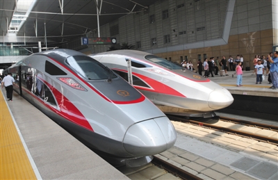 　　昨日，北京南开出的C2025次“复兴号”动车到达天津站，乘客与“复兴号”动车合影。新京报记者 王贵彬 摄