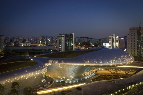 资料图片：首尔东大门设计广场的夜景 新华社发